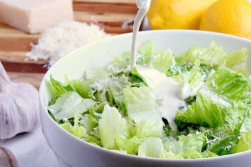 easy-keto-low carb-creamy-caesar-dressing-without-anchovy-paste-550 pour550