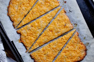 This Cheesy Keto Flatbread recipe is quick, easy and delicious! Whether dipped in soup or the star of appie night, this flatbread is absolutely perfect!