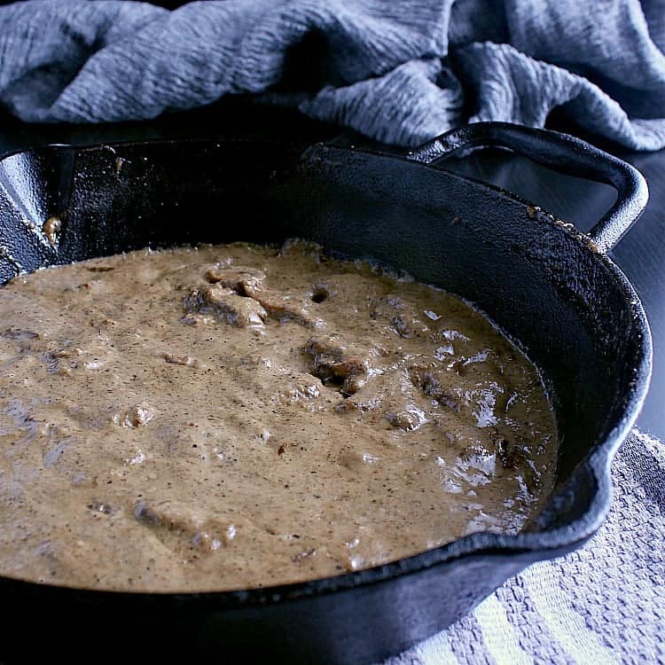 Padella di ghisa piena di salsa di funghi Keto.