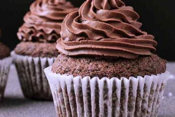 3 keto chocolate cupcakes